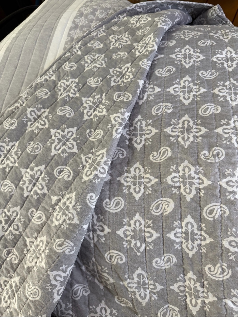 Paisley Quilted Bedspread Full/Queen - Gray & White. Reversible - Picture 3 of 3